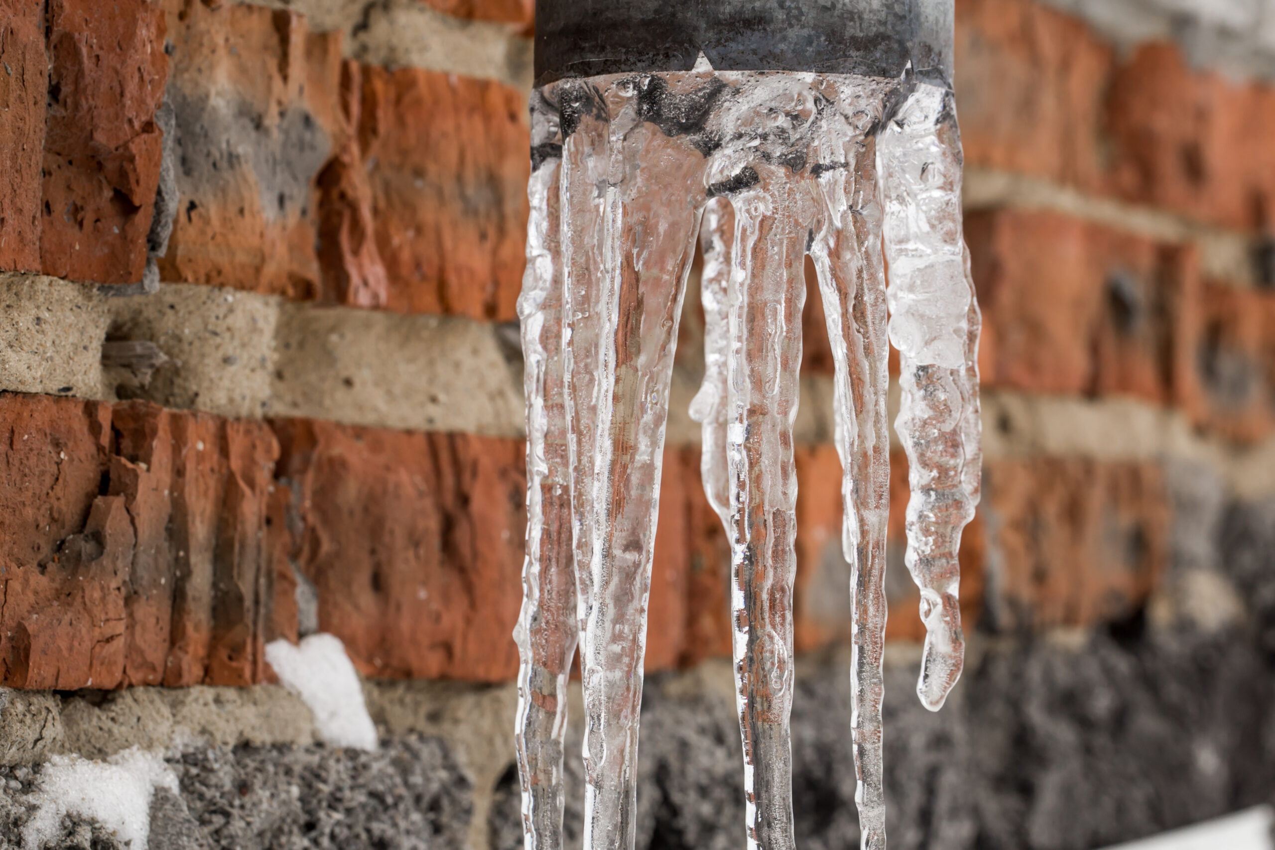 frozen pipes burst after winter temoeratures causing water damage