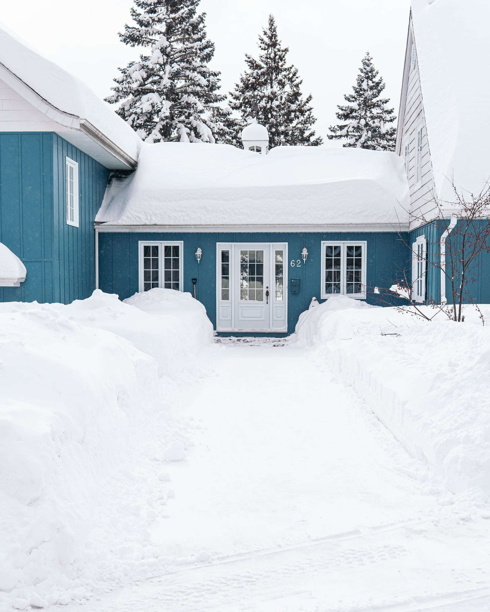 house-with-snow-covering-roof-winter-water-damage-prevention